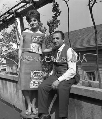 Ibrahim Kodra con una indossatrice. Sfilata dei modelli disegnati dagli artisti per l'Atelier di Bruna Bini e Giuseppe Telese. Milano, marzo 1961